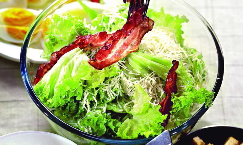 Рецепт салата цезарь с беконом и яйцом