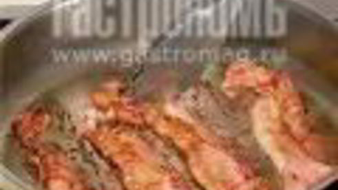 салат цезарь с беконом и яйцом