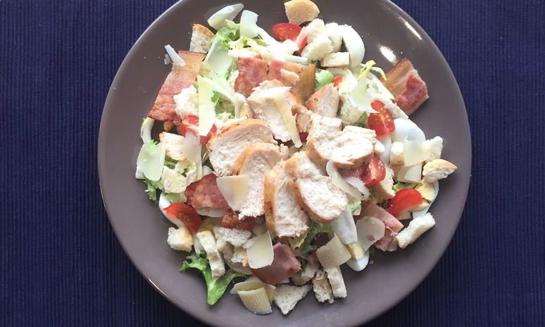 Рецепт салата цезарь с беконом