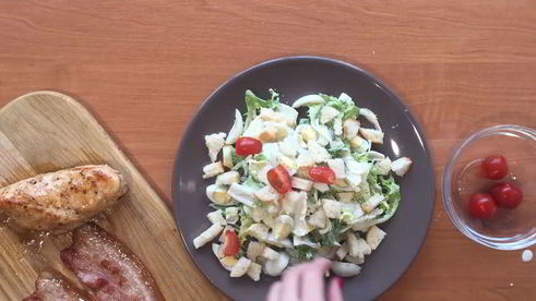 салат цезарь с беконом