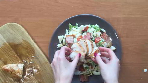 салат цезарь с беконом