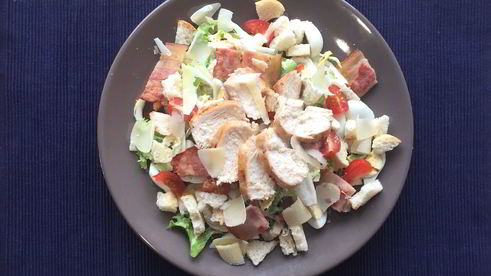 салат цезарь с беконом