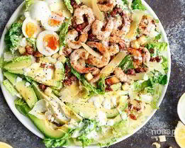Салат Цезарь с креветками и авокадо