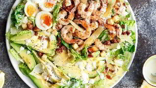 Салат Цезарь с креветками и авокадо