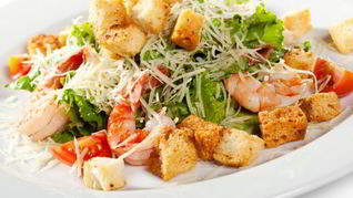 Салат Цезарь с креветками классический простой