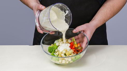 салат цезарь с курицей и беконом