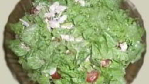 салат цезарь с курицей и домашними сухариками