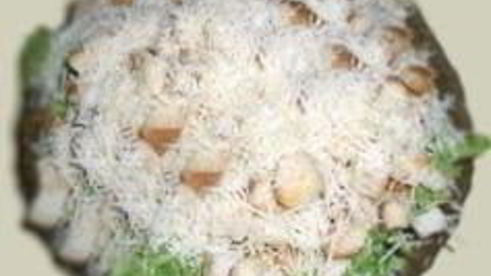 салат цезарь с курицей и домашними сухариками