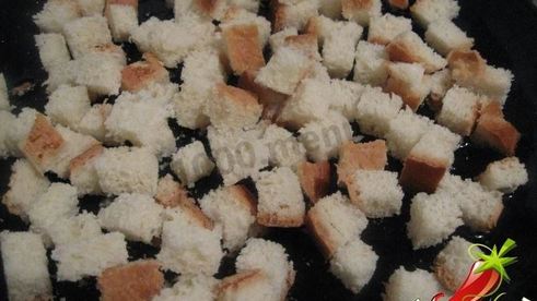 салат цезарь с курицей и домашними сухариками