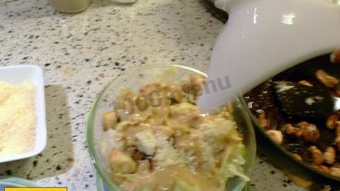 салат цезарь с курицей и пармезаном