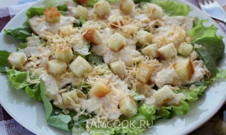 Рецепт салата цезарь с курицей и сухариками