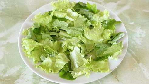 салат цезарь с курицей и сухариками