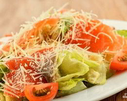 Салат Цезарь с лососем