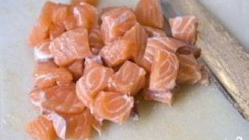 салат цезарь с лососем