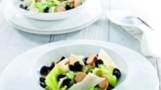 Салат Цезарь с маслинами