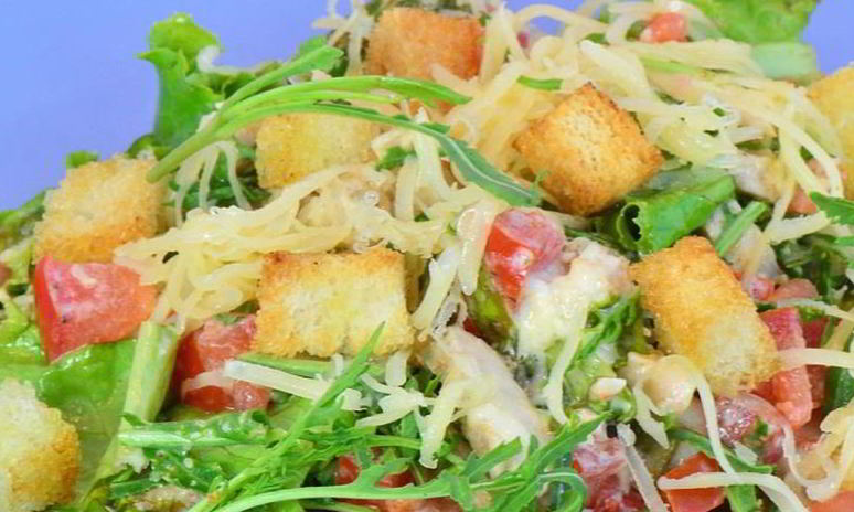 Рецепт салата цезарь с руколой