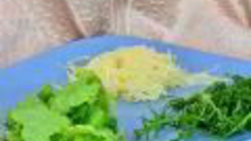 салат цезарь с руколой