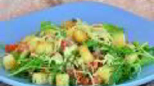 салат цезарь с руколой