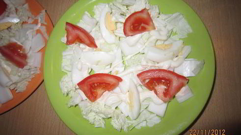 салат цезарьс креветками