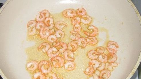 салат цезарьс креветками