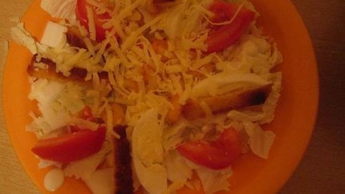 салат цезарьс креветками