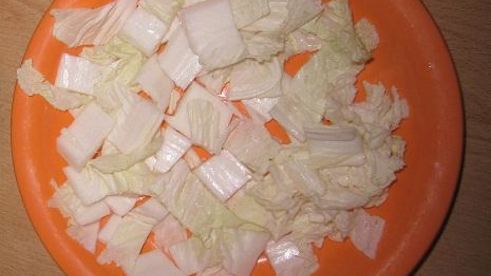 салат цезарьс креветками