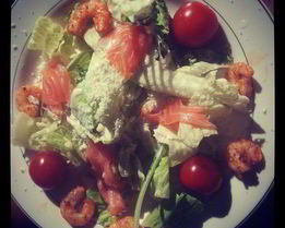 Цезарь с креветками и красной рыбой