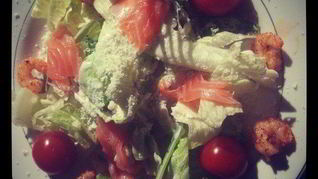 Цезарь с креветками и красной рыбой