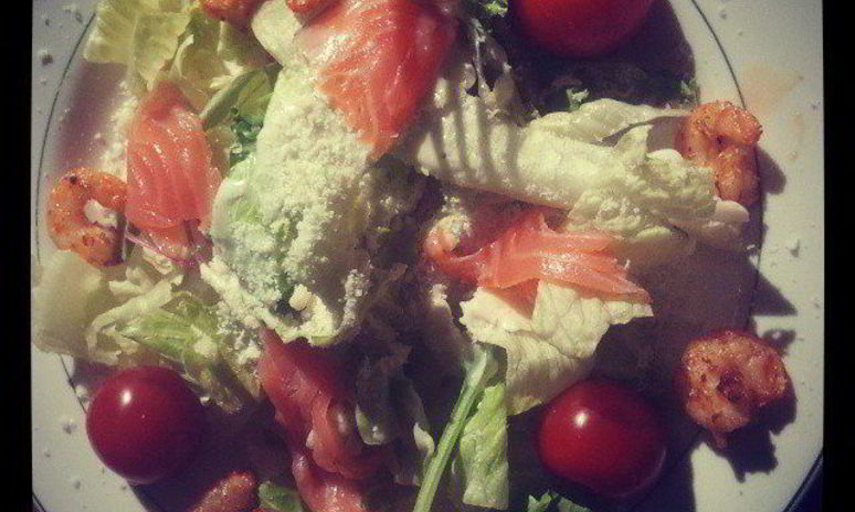 Рецепт цезаря с креветками и красной рыбой