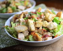 Цезарь с курицей и сухариками