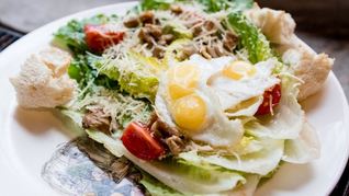 Цезарь с печеным цыпленком в фирменной подаче кафе Кусочки