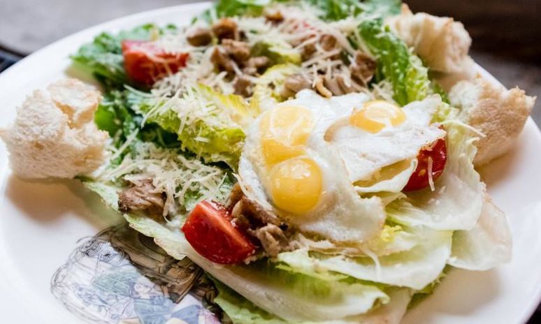 Рецепт цезаря с печеным цыпленком в фирменной подаче кафе кусочки