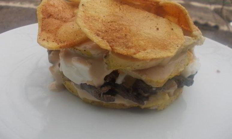 Рецепт слоеного салата с курицей и чипсами в пикантной заправке