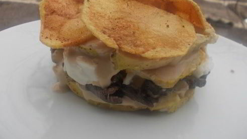 слоеный салат с курицей и чипсами в пикантной заправке