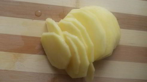 слоеный салат с курицей и чипсами в пикантной заправке