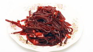 Свекла с хреном и красным луком