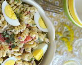 Сытный салат с макаронами, овощами и тунцом