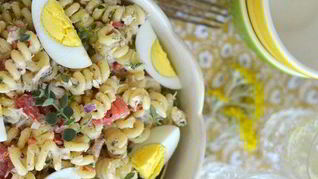 Сытный салат с макаронами, овощами и тунцом