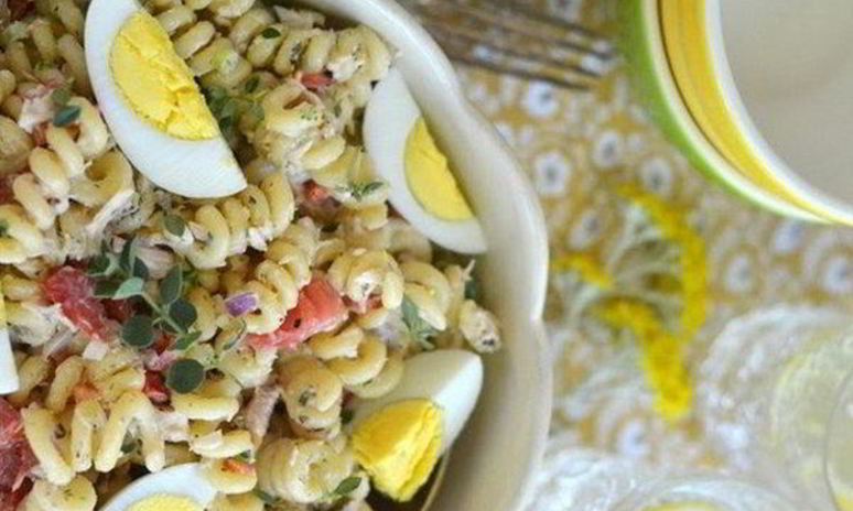 Рецепт сытного салата с макаронами, овощами и тунцом