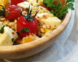 Теплый салат из кускуса с маринованной моцареллой