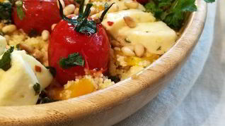 Теплый салат из кускуса с маринованной моцареллой