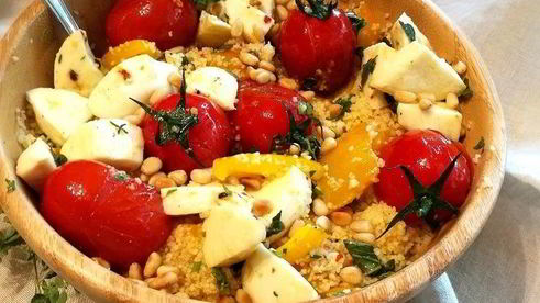 теплый салат из кускуса с маринованной моцареллой