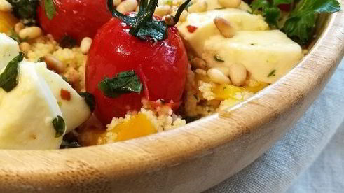 теплый салат из кускуса с маринованной моцареллой
