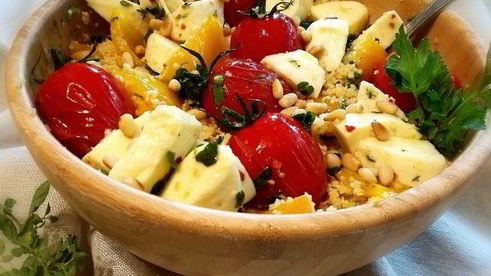 теплый салат из кускуса с маринованной моцареллой