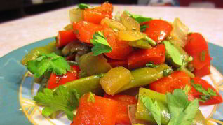 Теплый салат из стручковой фасоли Вертолет со сладким и острым перцем