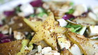 Теплый салат с карамелизованной грушей, миндалем и сливочным сыром