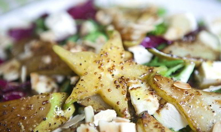 Рецепт теплого салата с карамелизованной грушей, миндалем и сливочным сыром