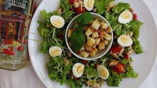 Теплый салат с курицей и киви