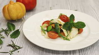 Теплый салат с курицей