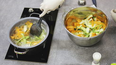 теплый салат с курицей